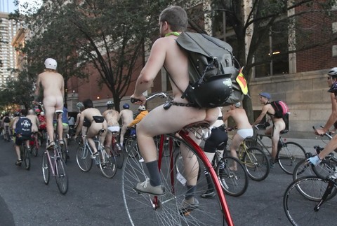 nahi ludia na bicykloch, cyklisti, zozadu, zadky