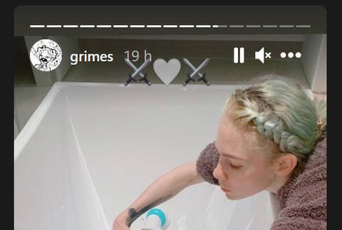 Speváčka Grimes ostrihala svojho syna na "Vikinga"