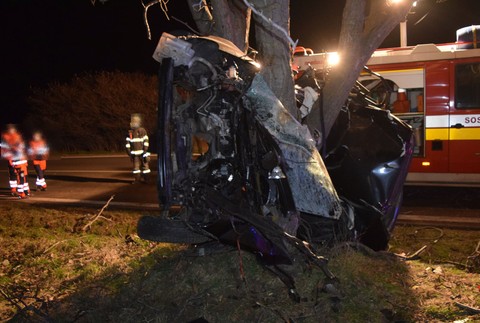 Mladík neprežil nočný náraz auta do stromu.