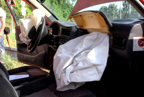 Aby sa vyhol čelnej zrážke, strhol volant. Len metre ich delili od vlakovej trate