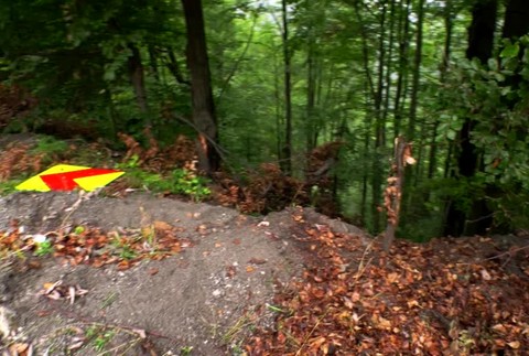 Mladý vodič sa druhýkrát narodil. Jeho auto sa zrútilo zo zrázu, mal šťastie, že ho zastavili stromy3160