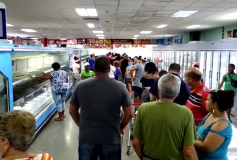 Kríza Kubu pritlačila k stene. Zaviesť museli prídelový systém na potraviny