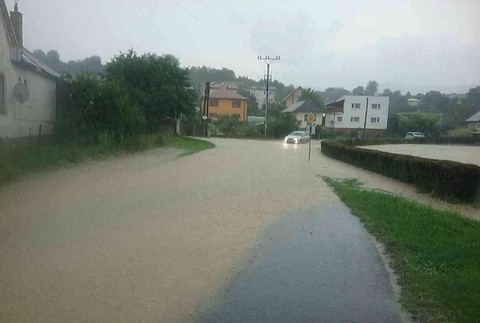 Prešovským krajom sa prehnala prietrž mračien. Cesty sú zaplavené