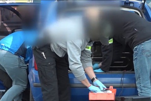 Policajti prehľadali auto.