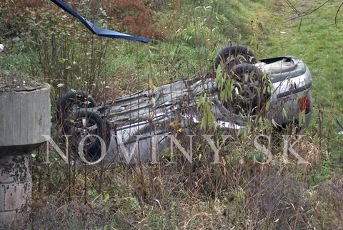 Auto sa zrútilo na breh potoka