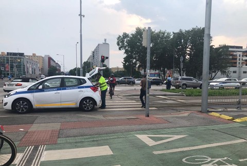 Nehoda ochromila električkovú dopravu v Petržalke. Trakčné vedenie je poškodené