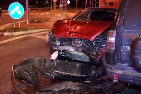 Jazda na červenú skončila haváriou dvoch áut a kamiónu