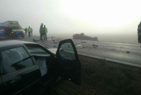Pri nehode dvoch áut, neďaleko Hniezdneho, zasahujú záchranné zložky. Na pomoc priletel aj vrtuľník