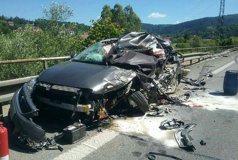 Tragická dopravná zrážka troch áut a kamióna si vyžiadala jednu obeť