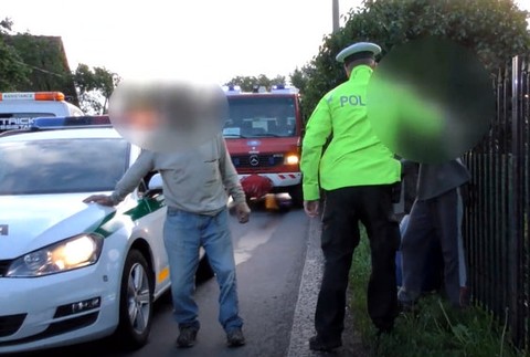 Vodič so spolujazdcom mali v sebe niekoľko promile. Po nehode nedokázali stáť na nohách