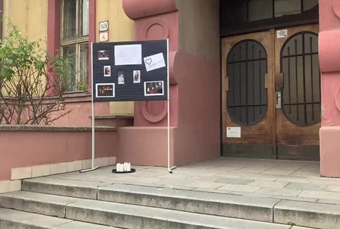[multi] Pietna tabuľa pred školou, kam chodili štyria z 12 obetí tragickej nehody 5856