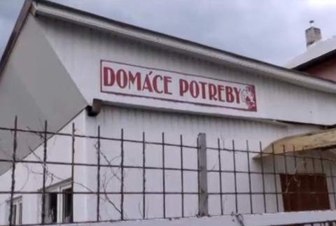 Na majiteľku obchodu zaútočila panvicou 