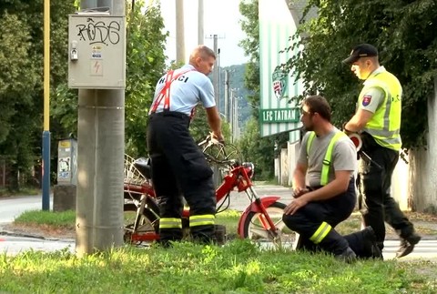 Pri nehode ostal krvácajúci motorkár ležať na zemi. Pomáhal mu vodič, ktorý ho zrazil5926