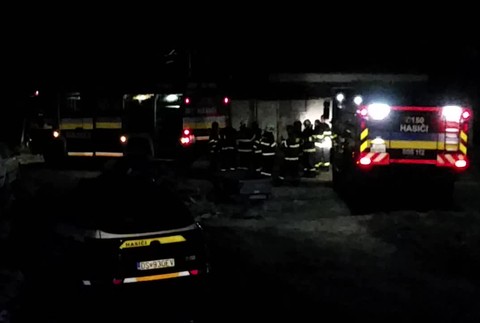 Rodinné domy v plameňoch. V obci zasahovali desiatky hasičov11105