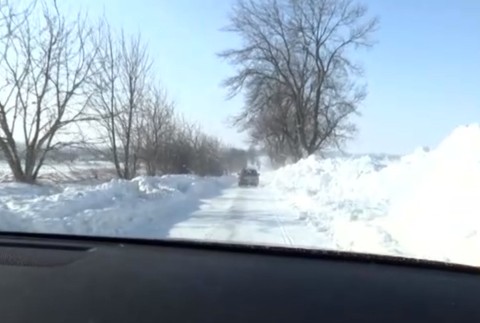 Pluhy, traktory či snehové frézy v najvyššej pohotovosti. Časť obyvateľov sa ocitla v zajatí snehu