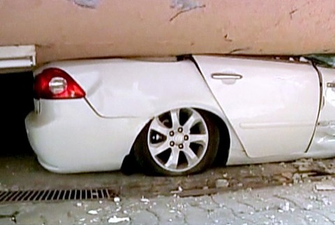 Zničené auto po zemetrasení v Čile