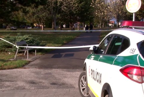 V parku vytiahol nôž na staršiu ženu. Polícia pátra po útočníkovi