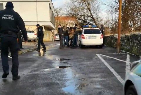 V Banskej Bystrici vyčíňal nebezpečný muž.