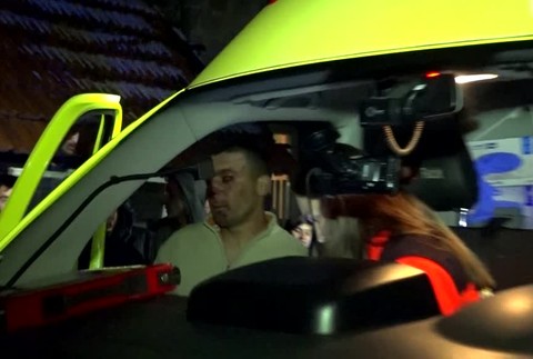 Bitka v osade. Vzduchom lietali sekery, kamene a polená