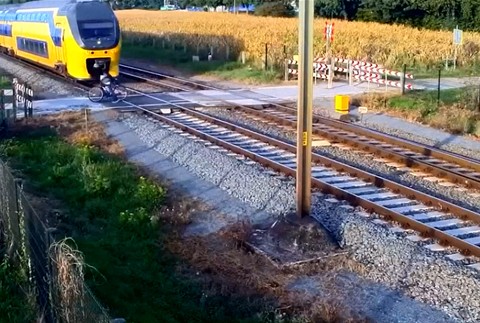 Cyklista ignoroval závory