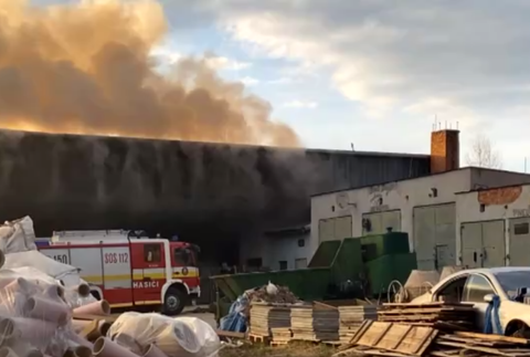 Halu na výrobu peliet zachvátili plamene