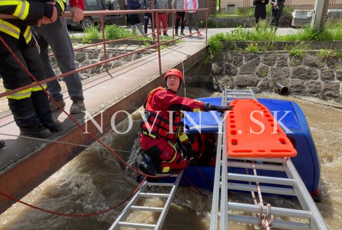Záchranná akcia v obci Voznica