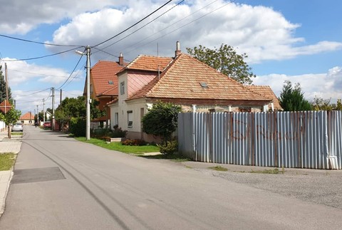 Mladík mal brutálne napadnúť svojho mladšieho brata. Sekerou sa mu zahnal na hlavu