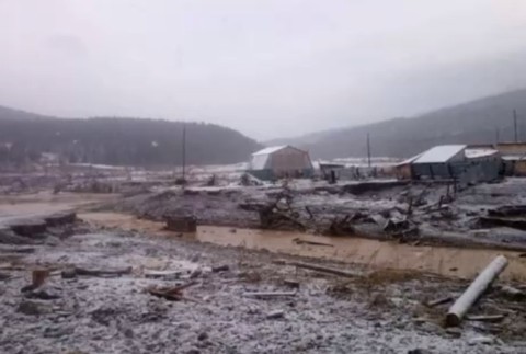 Na Sibíri sa pretrhla priehrada. O život prišlo najmenej 15 ľudí