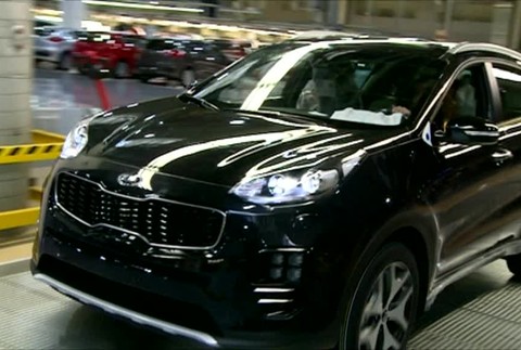 Kriminalisti zaistili účtovné knihy v autopredajni. Podvodom mal predať až 400 áut