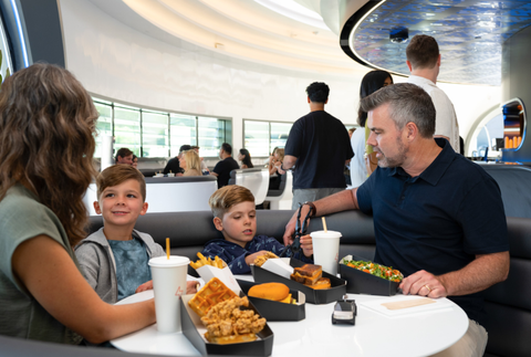 Návštevníci Tesla Diner