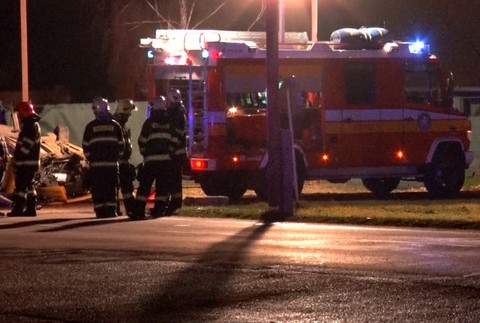 Mladík, ktorý viezol svojich kamarátov, vyletel z cesty. Nehoda si vyžiadala jednu obeť