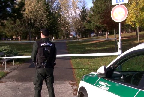 V parku vytiahol nôž na staršiu ženu. Polícia pátra po útočníkovi