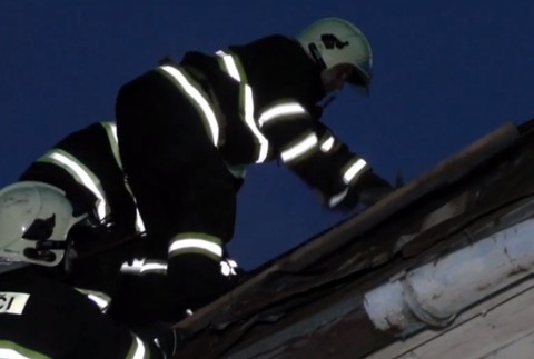 Obyvatelia v ohrození. Na východe vyčíňal vietor a strhával strechy