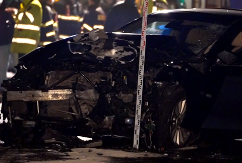 Čelná zrážka sa skončila tragicky, zo zdemolovaného vraku museli vodiča vyprostiť hasiči