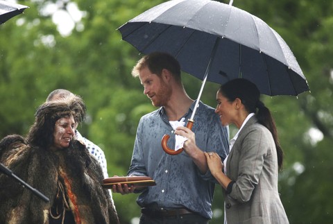 Meghan a Harry v daždi