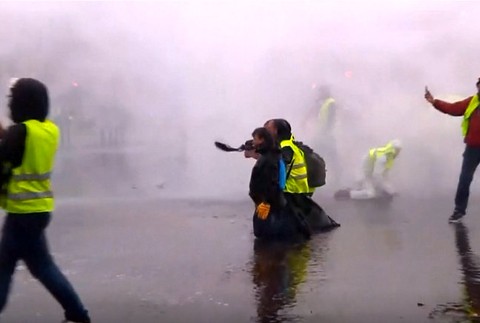 VIDEO: Výtržnosti v uliciach Paríža pre ceny nafty a benzínu. Protestujúci podpálili aj autá