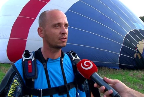 Kĺže sa po vzduchu v rýchlosti až 300 kilometrov za hodinu. Slovák skáče strmhlav z balónov2098