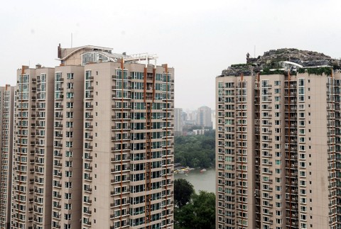 Peking čierna stavba panelák 3