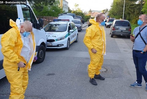 Polícia vstúpila na pôdu Domova sociálnych služieb v Pezinku. Zriadili tam výsluchovú miestnosť 