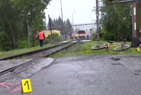 Cyklista vošiel rovno pod vlak. Vraj  ho nevidel cez kapucňu