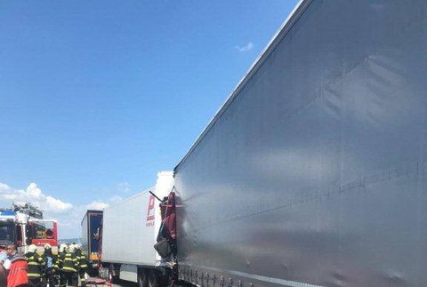 Nehoda troch kamiónov