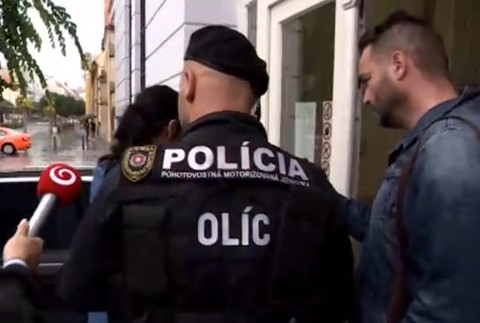 Sudca rozhodoval o väzbe pre Michaelu (22), ktorú obvinili z vraždy muža (39) v Hlohovci. Úmyselné napadnutie poprela