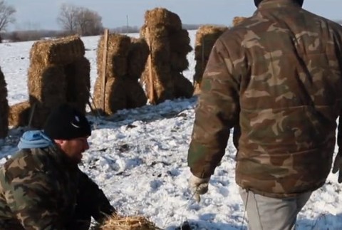 Pred družstvom založili požiar na znak protestu. Malí farmári sa pustili opäť do boja