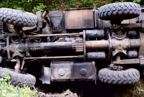 Tatrovka plná vojakov skončila v potoku. V prípade padli obvinenia