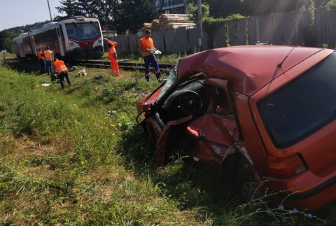 Nehoda na trati. Vodička aj napriek svetelnej signalizácii vošla na koľajnice