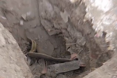 Tony nebezpečného azbestu v poli.