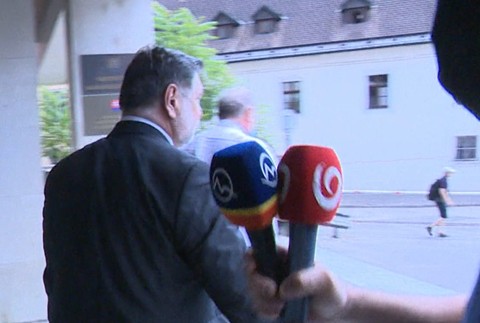 Rasťo Striško s mikrofónom konkurenčnej televízie.