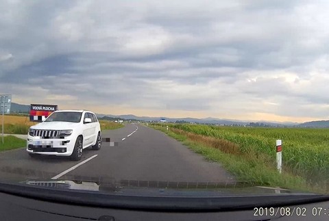 Zviera ťahal za autom