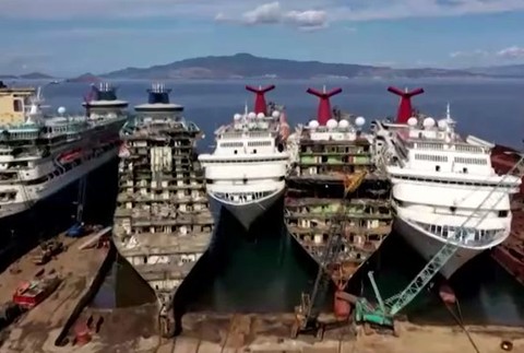 Demontáž výletných lodí