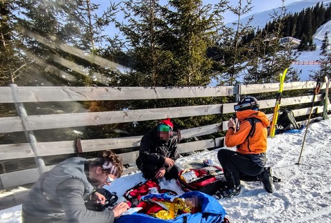 Lyžiar sa zrazil so štvorčlennou rodinou